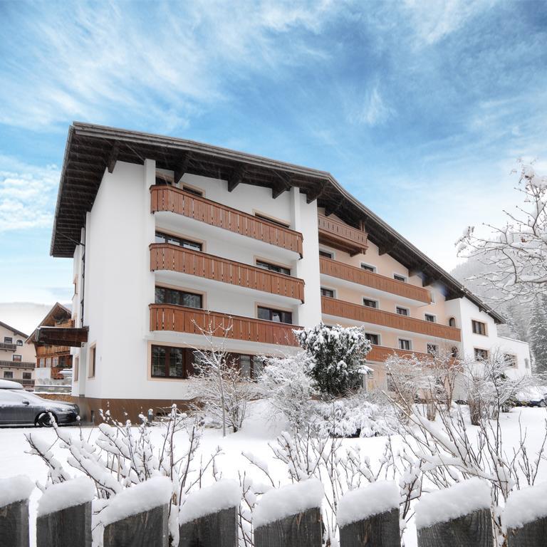 "Quality Hosts Arlberg" Hotel Garni Moessmer サンクト・アントン・アム・アールベルク エクステリア 写真