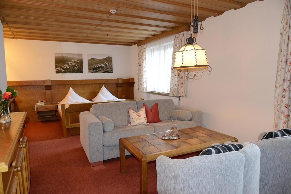 "Quality Hosts Arlberg" Hotel Garni Moessmer サンクト・アントン・アム・アールベルク エクステリア 写真