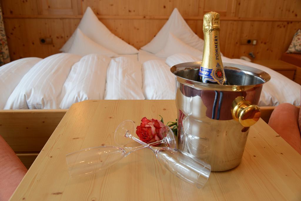 "Quality Hosts Arlberg" Hotel Garni Moessmer サンクト・アントン・アム・アールベルク エクステリア 写真